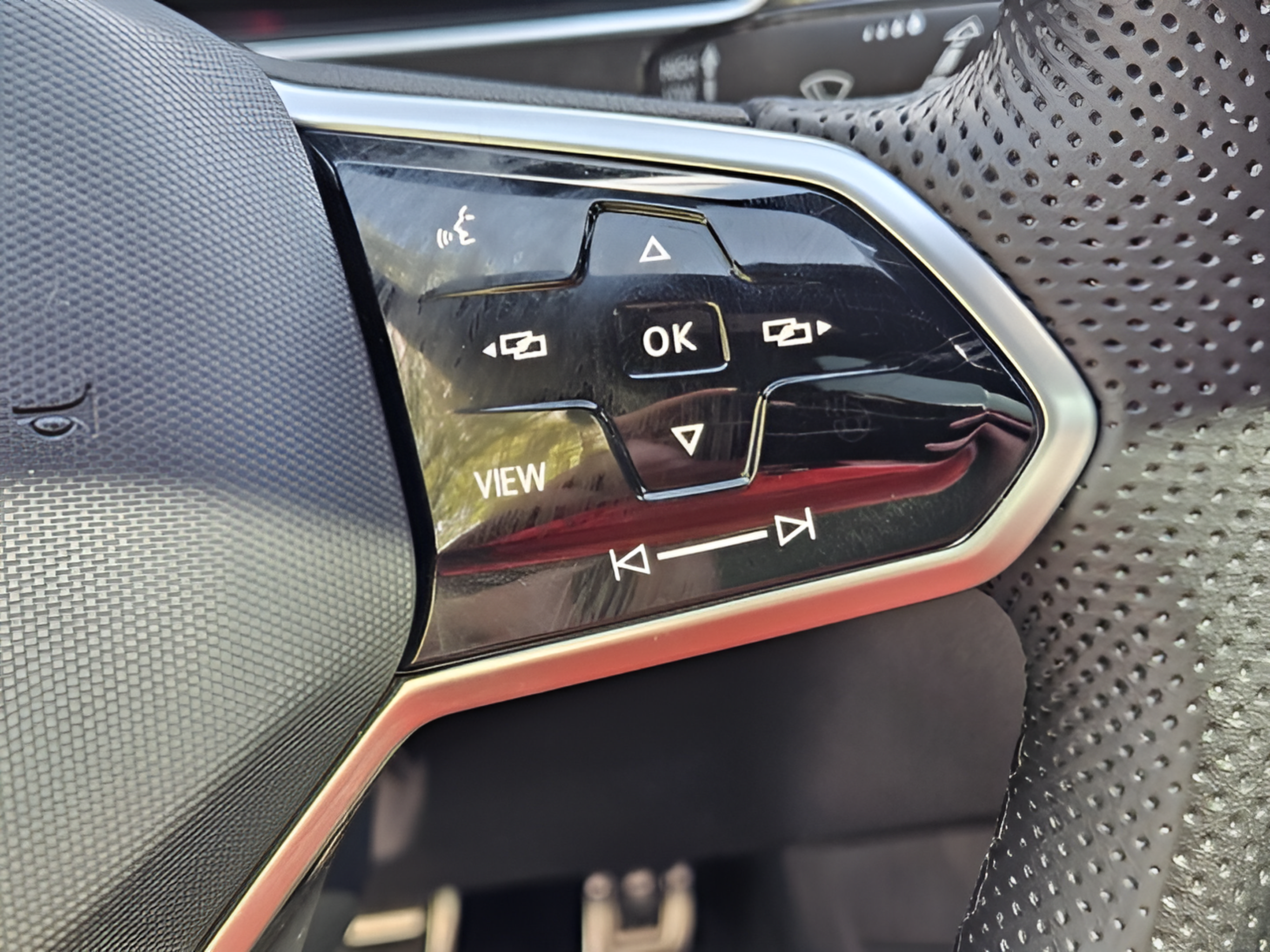 Certified 2023 Volkswagen Tiguan SE R-Line FWD image 21