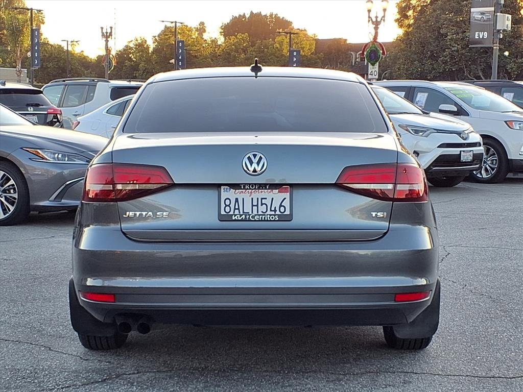 Used 2017 Volkswagen Jetta SE image 4