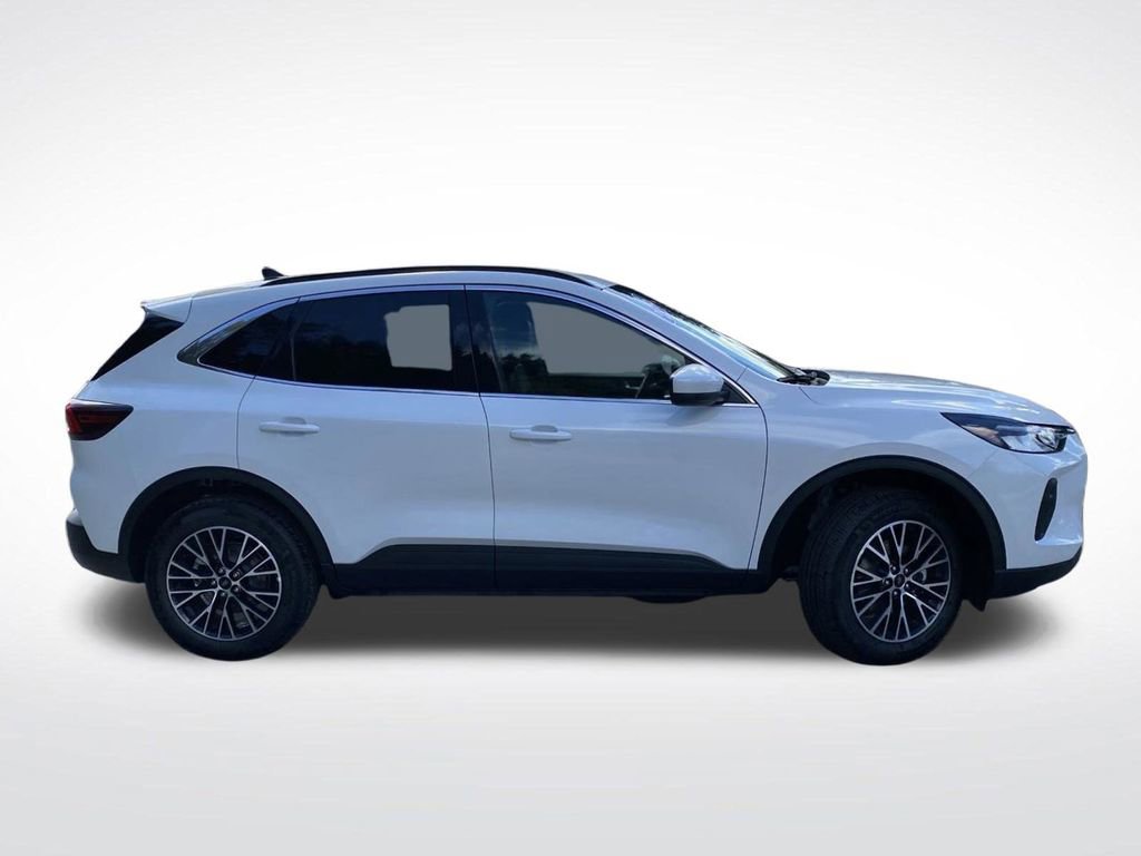 New 2025 Ford Escape SE w/ Class II Trailer Tow Package image 2