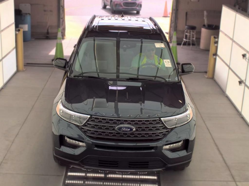 Used 2023 Ford Explorer XLT w/ Equipment Group 202A AWD/4WD image 2