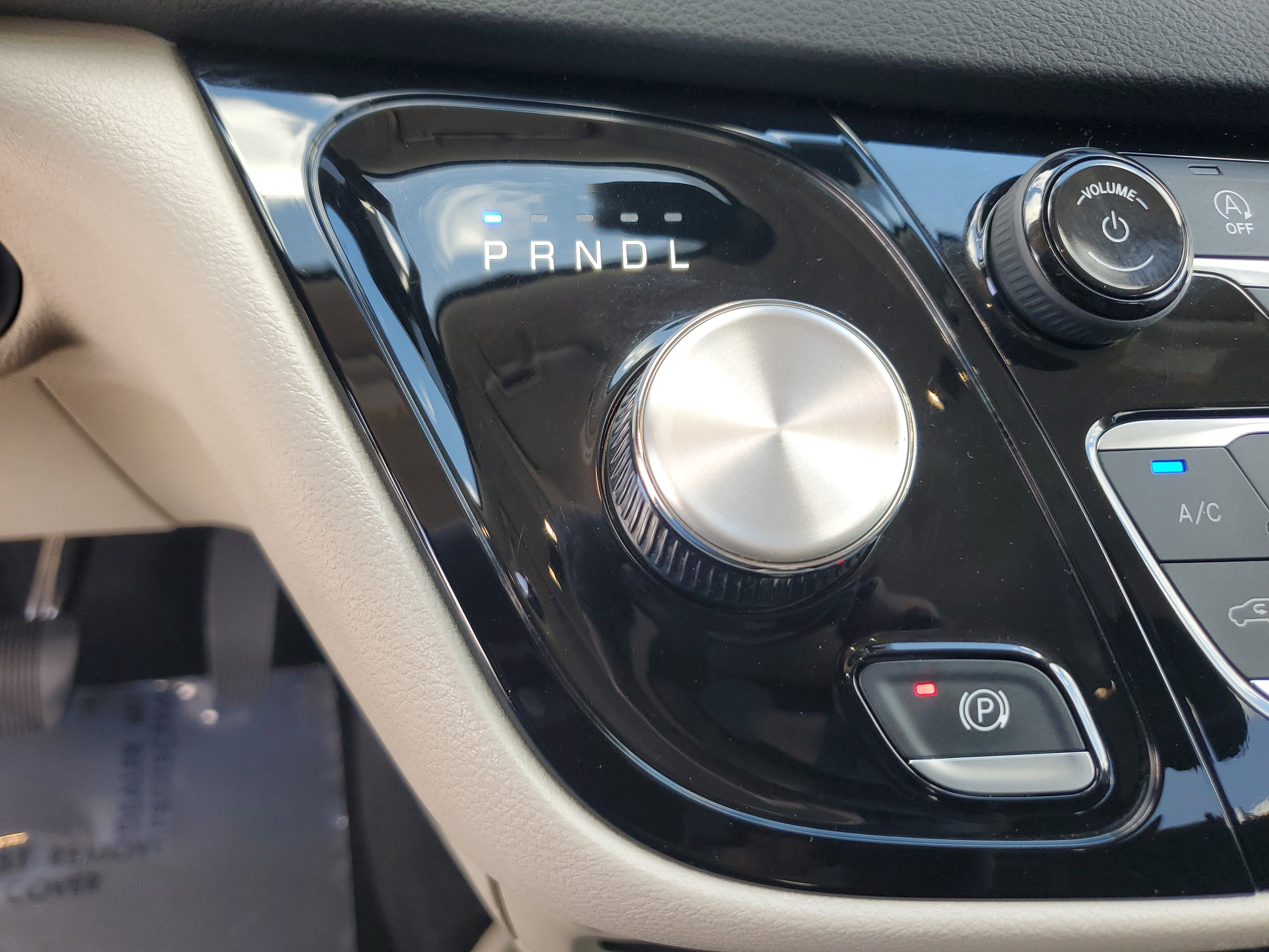 Used 2023 Chrysler Voyager LX image 23