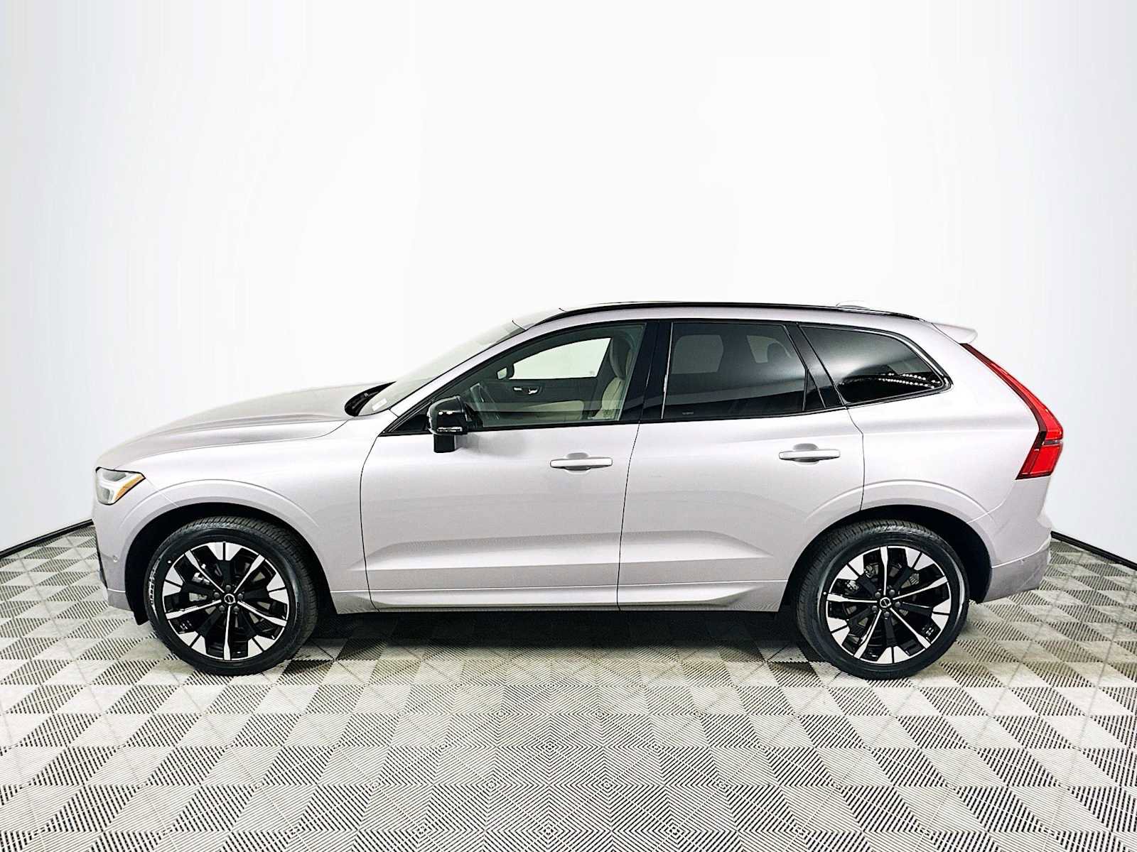 New 2026 Volvo XC60 B5 Plus w/ Climate Package image 4