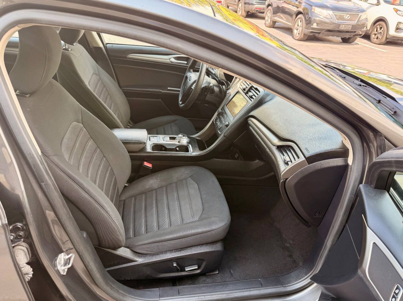Used 2019 Ford Fusion SE FWD image 17