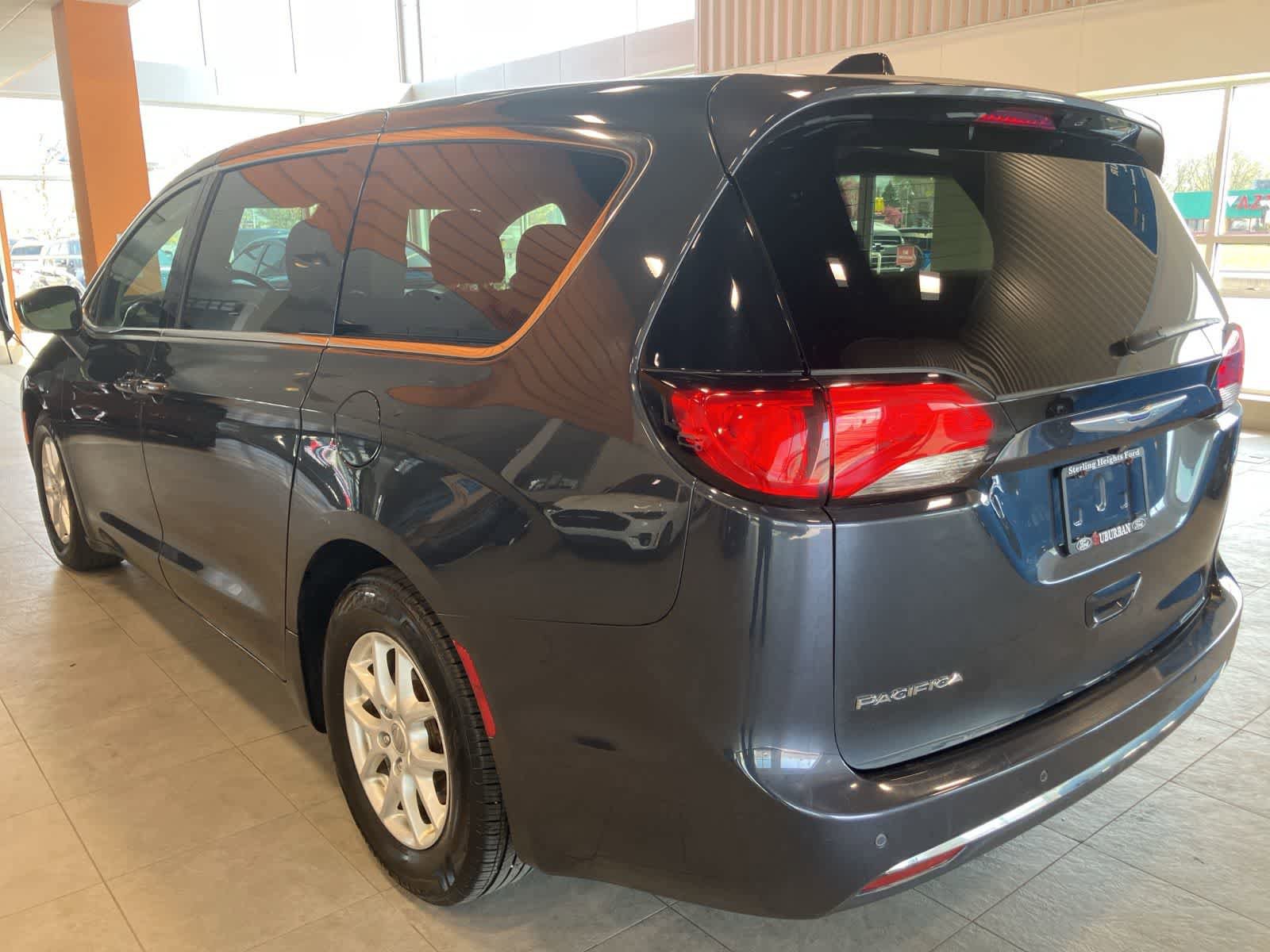 Used 2020 Chrysler Pacifica Touring w/ Cold Weather Group image 7