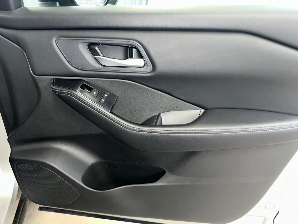 Used 2024 Nissan Rogue SV AWD/4WD image 30