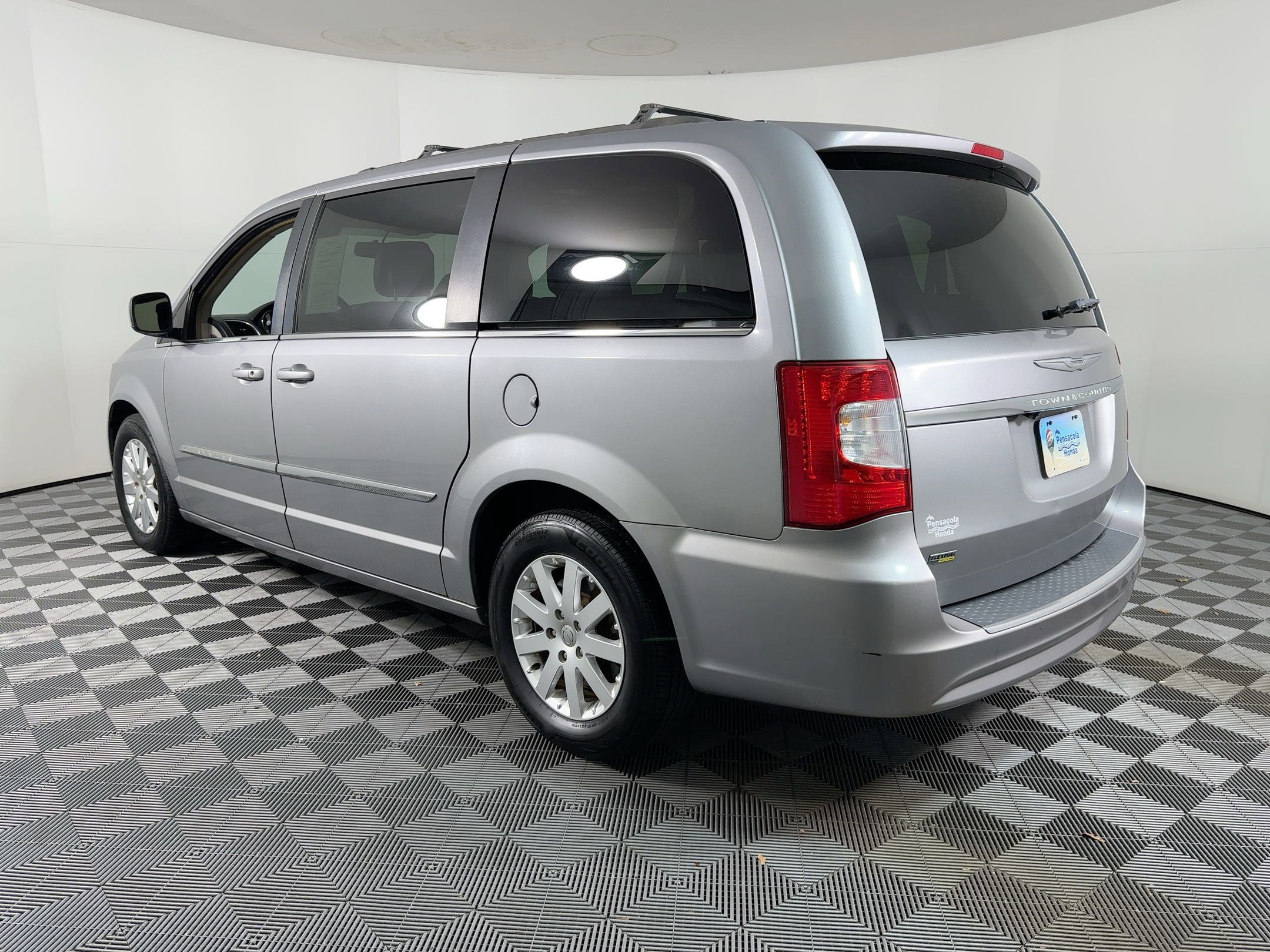 Used 2014 Chrysler Town & Country Touring image 2