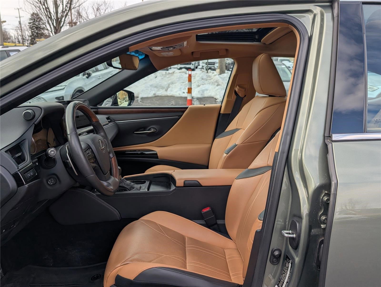 Used 2024 Lexus ES 350 w/ Technology Package image 16