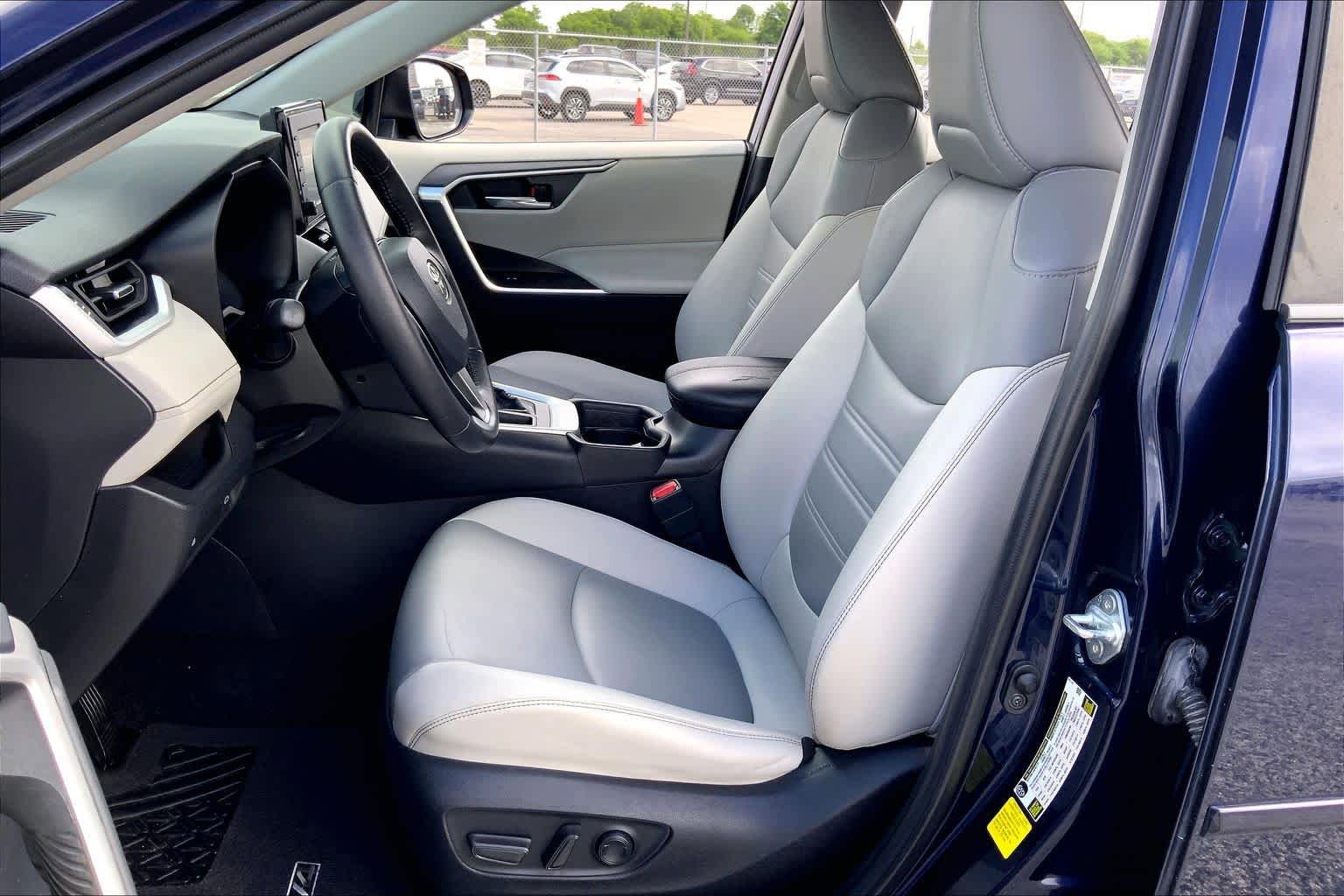 Used 2021 Toyota RAV4 XLE Premium image 8