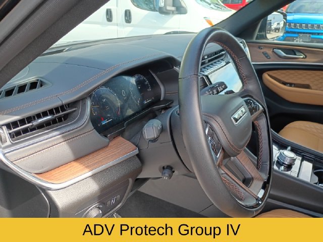 Used 2023 Jeep Grand Cherokee Summit w/ Adv Protech Group IV AWD/4WD image 11