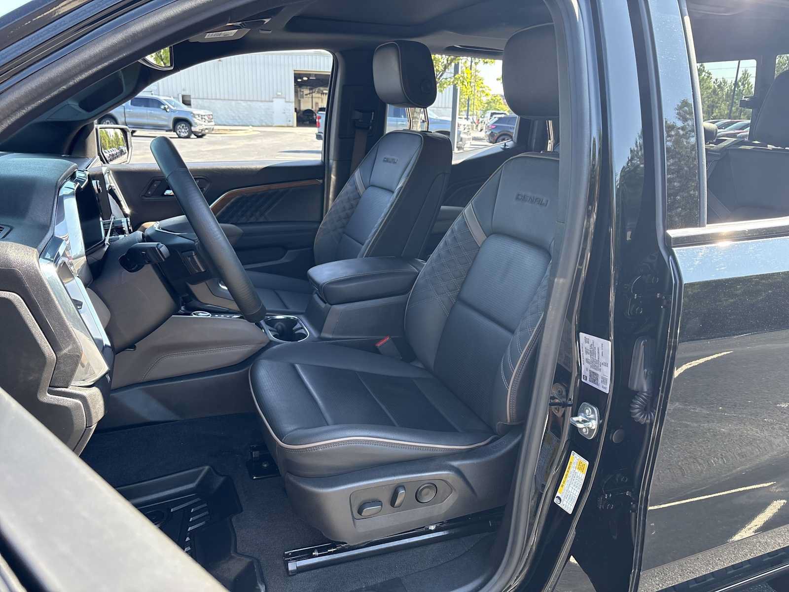 Used 2025 GMC Canyon Denali AWD/4WD image 15