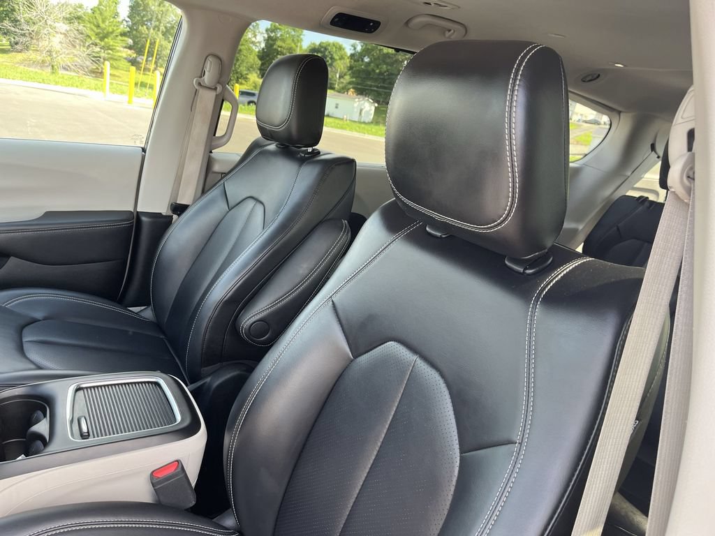 Used 2023 Chrysler Pacifica Touring-L FWD image 11