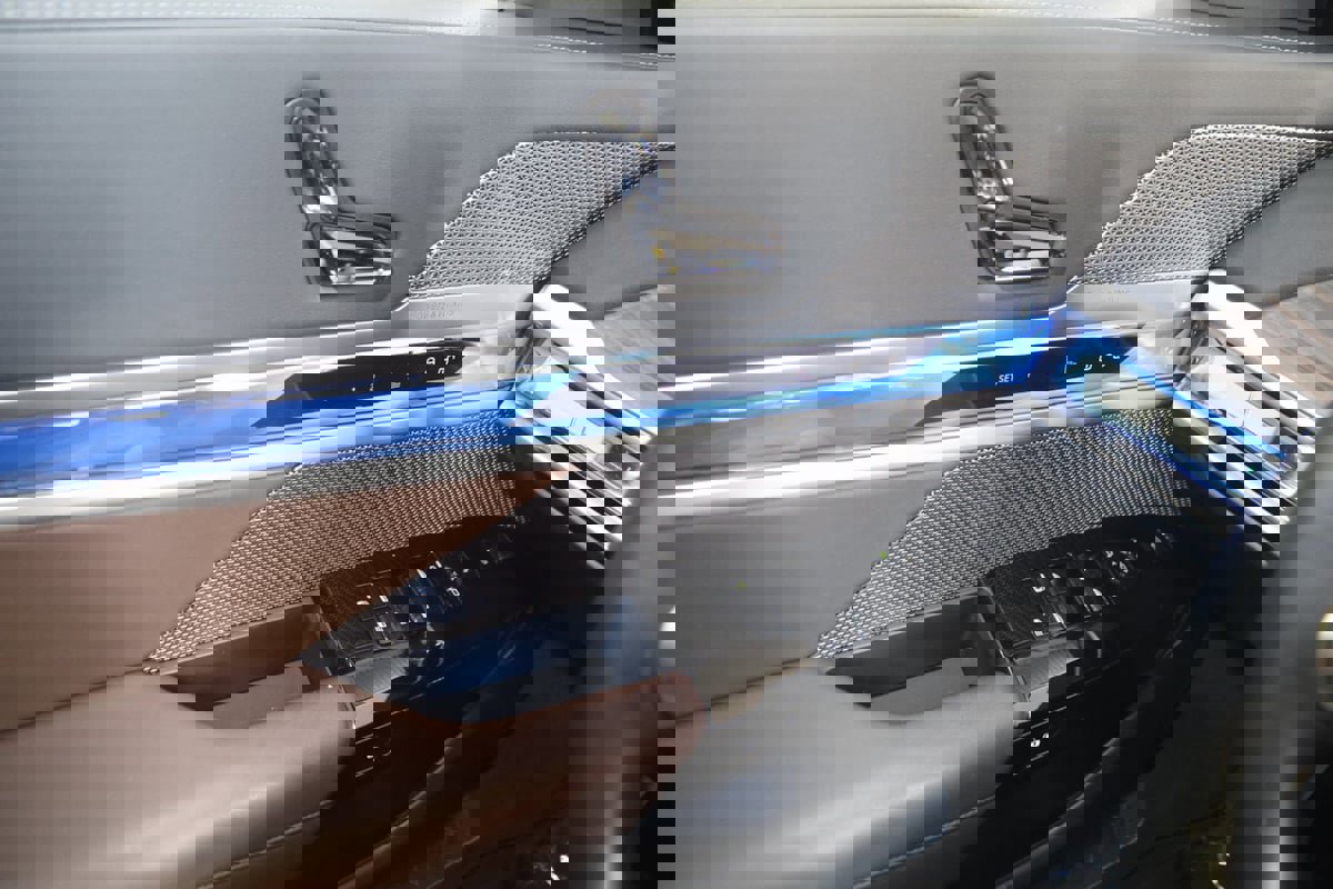 Used 2023 BMW 740i w/ Parking Assistance Package image 41