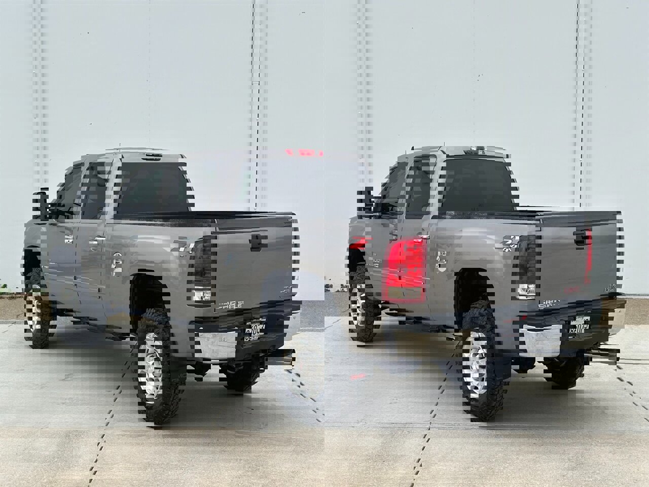 Used 2007 GMC Sierra 2500 SLE w/ Z71 Off-Road Package image 3