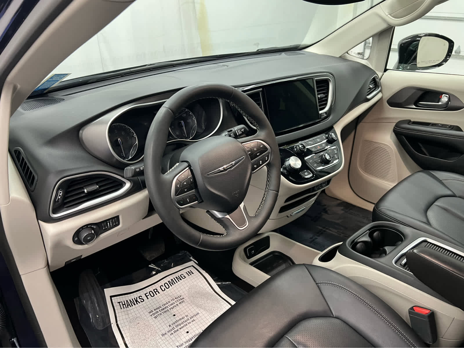 Used 2024 Chrysler Pacifica Touring-L image 12