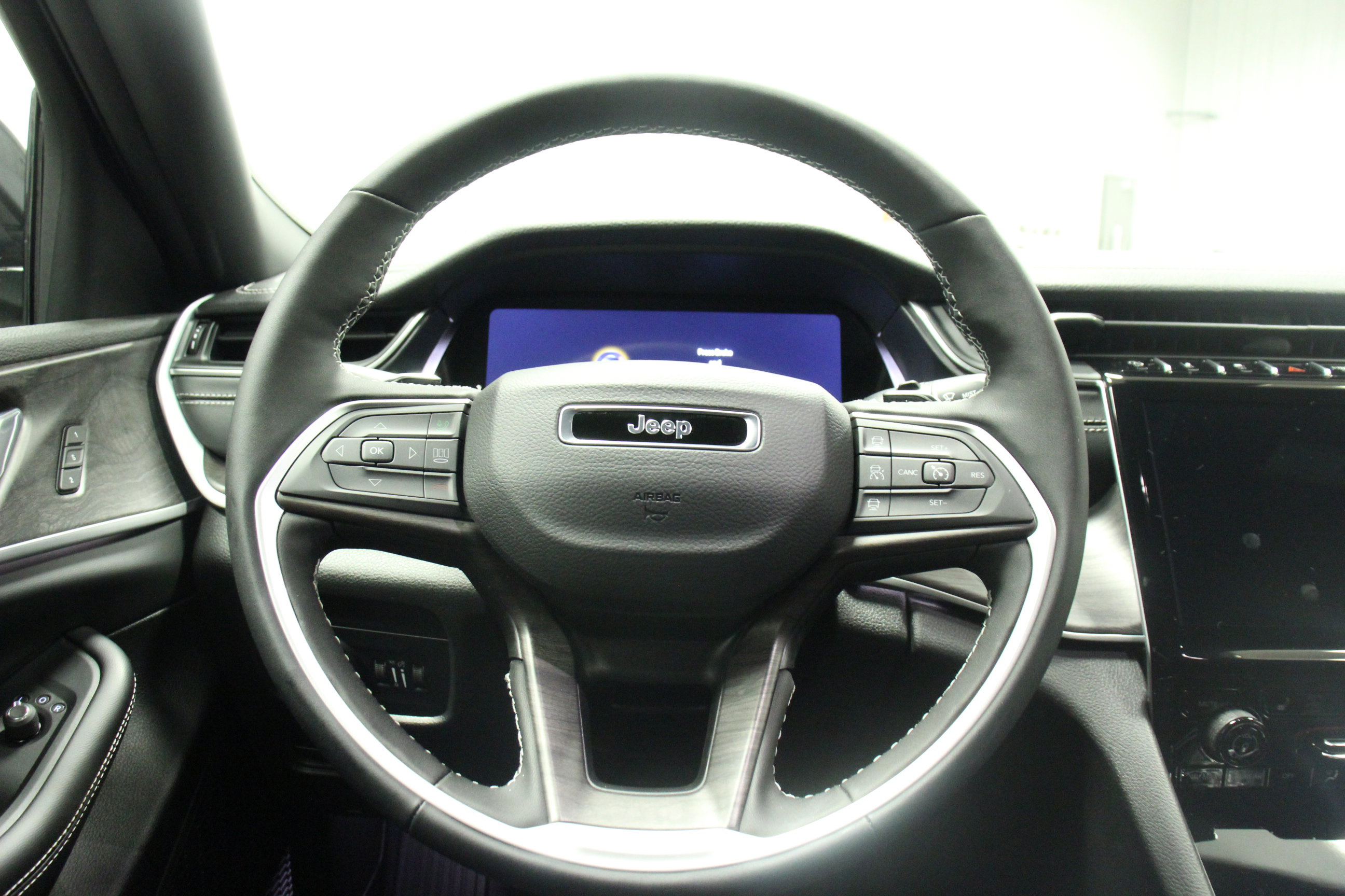 New 2025 Jeep Grand Cherokee L Limited w/ Black Appearance Package image 20