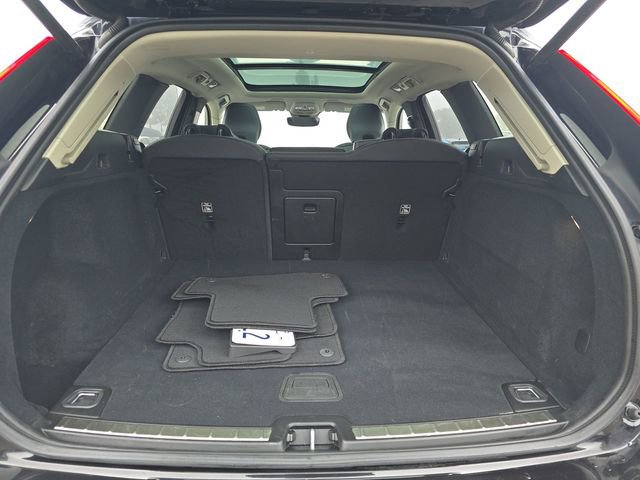 Used 2025 Volvo XC60 B5 Plus image 13