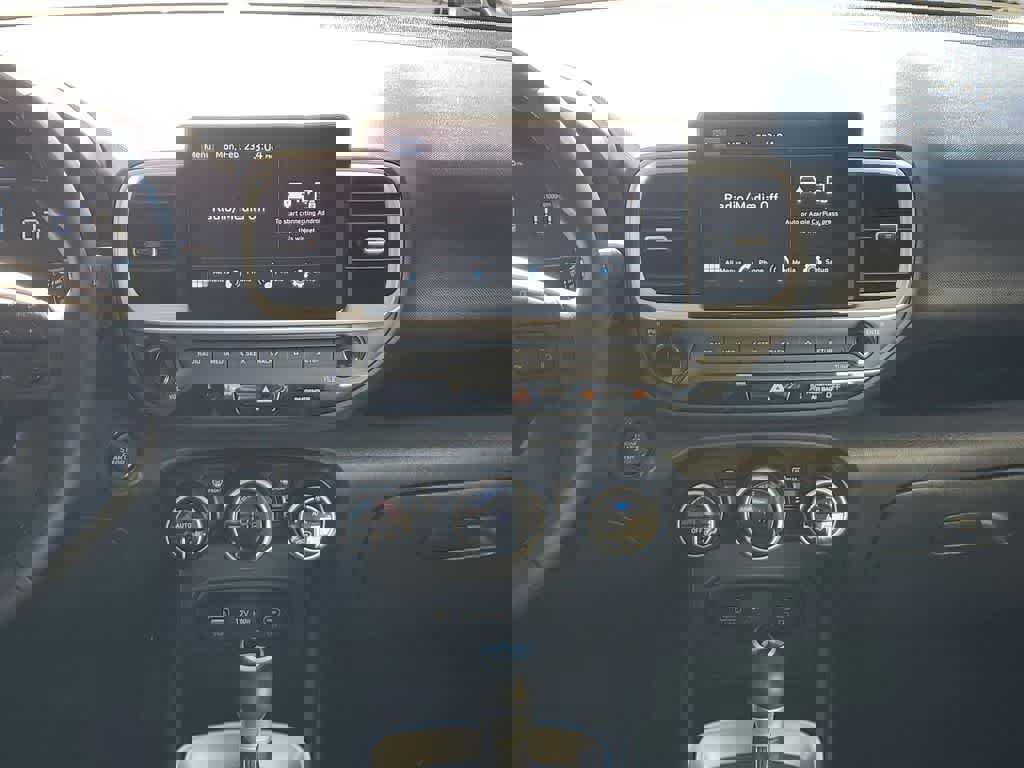 Used 2024 Hyundai Venue SEL image 15