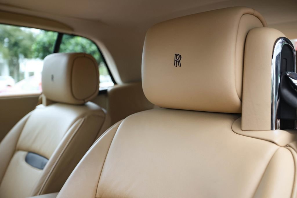 Used 2010 Rolls-Royce Phantom Drophead Coupe image 52