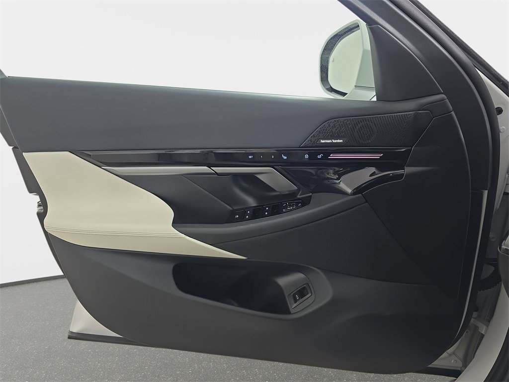 Used 2026 BMW 530i xDrive w/ Premium Package image 30