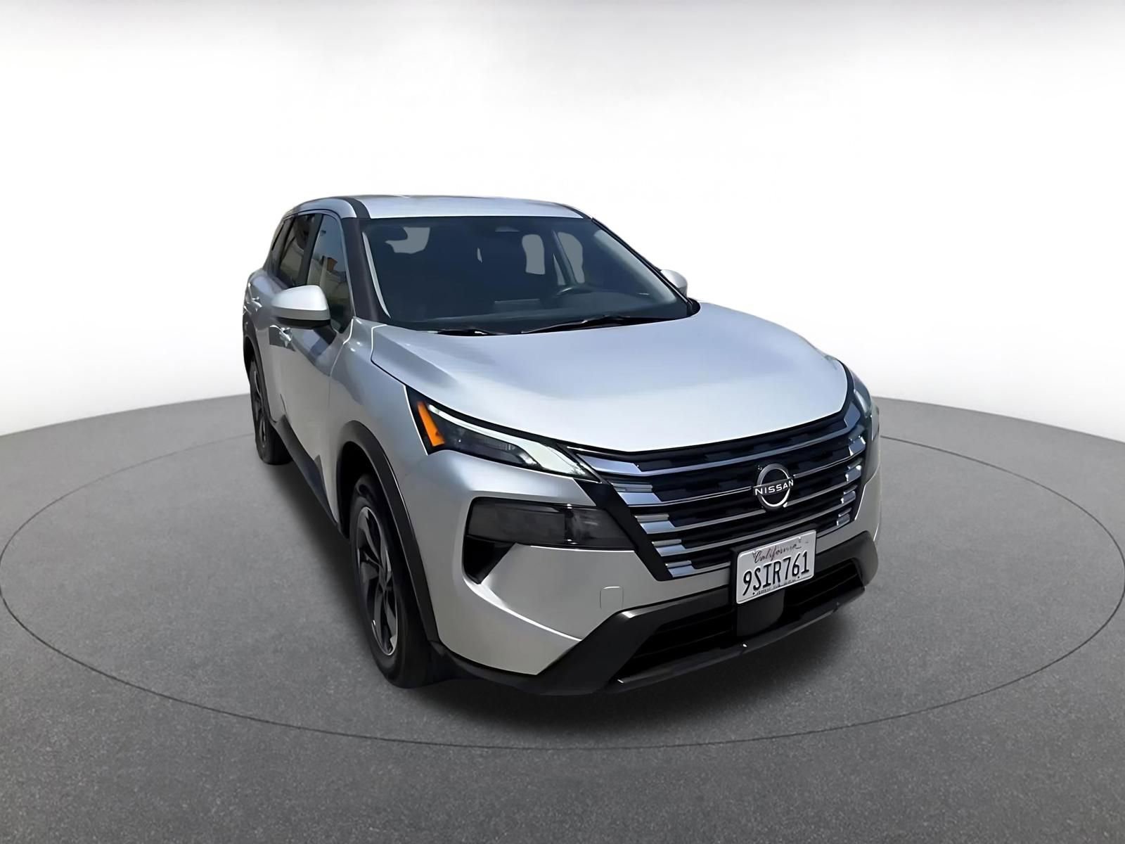 Used 2025 Nissan Rogue SV AWD/4WD image 3