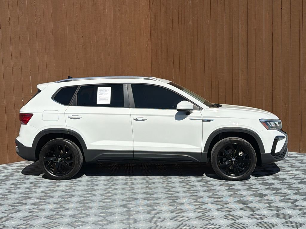 Used 2024 Volkswagen Taos SE w/ Black Wheel Package image 13