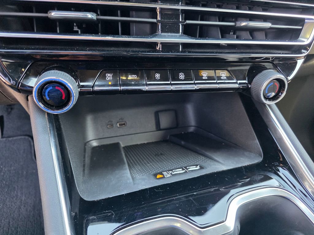 Used 2024 Chevrolet Traverse LT image 17