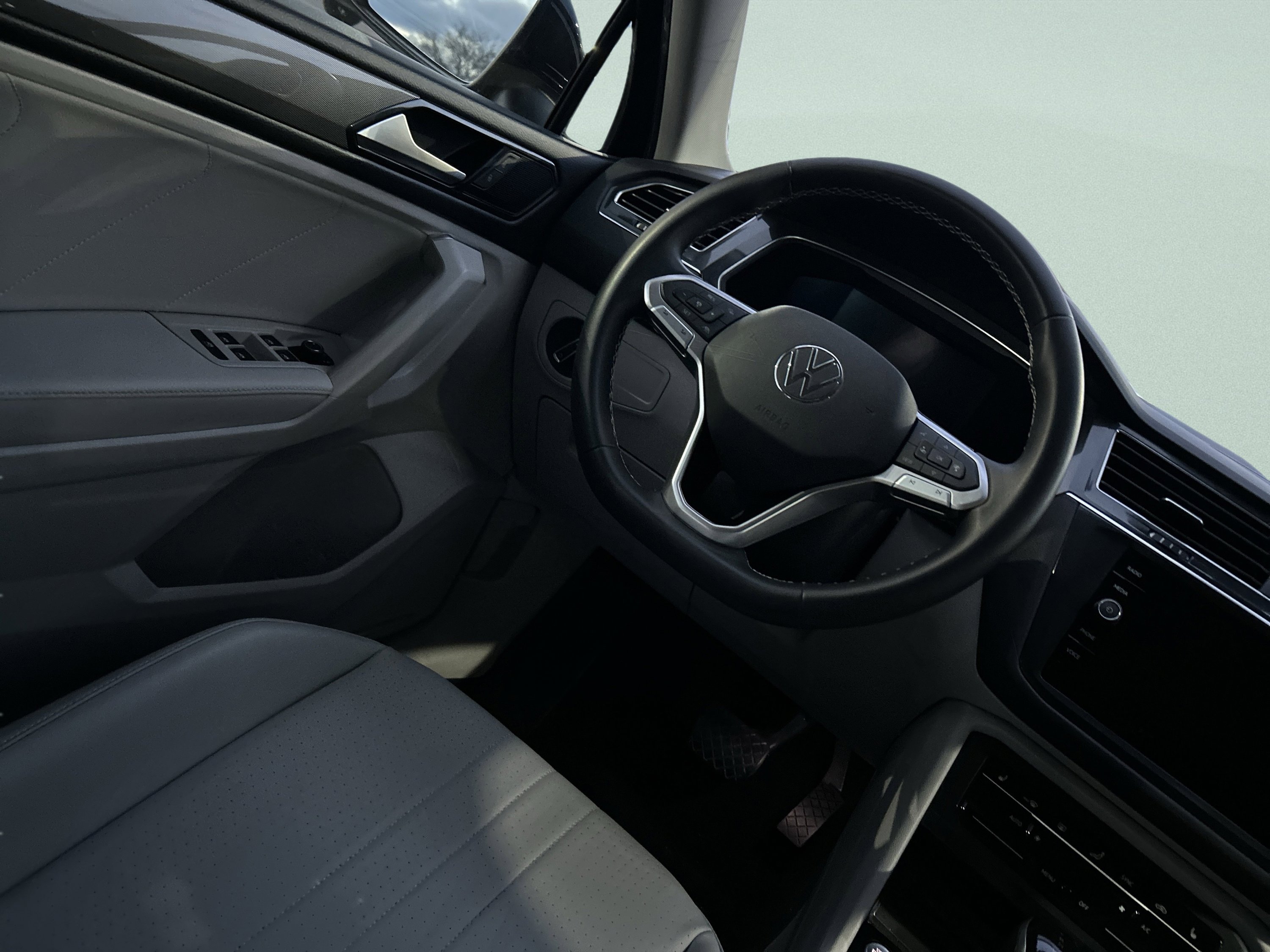 Used 2022 Volkswagen Tiguan SE AWD/4WD image 46