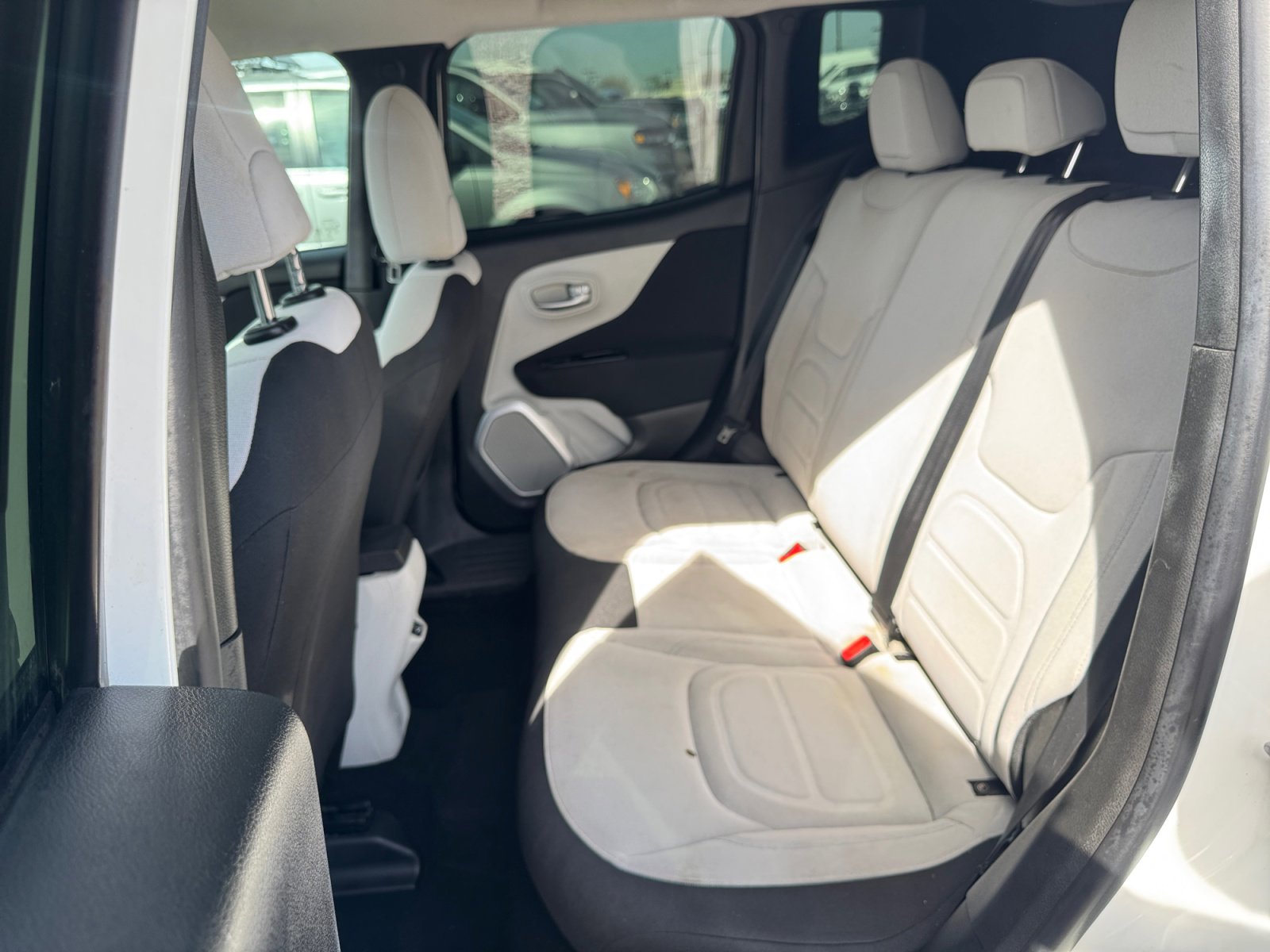 Used 2018 Jeep Renegade Latitude FWD image 23