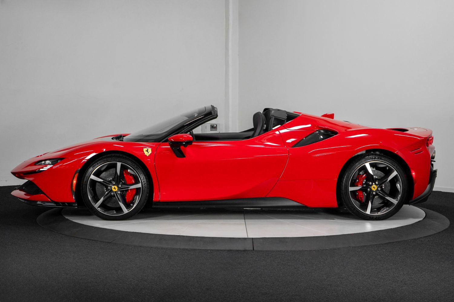 Used 2022 Ferrari SF90 Spider image 7