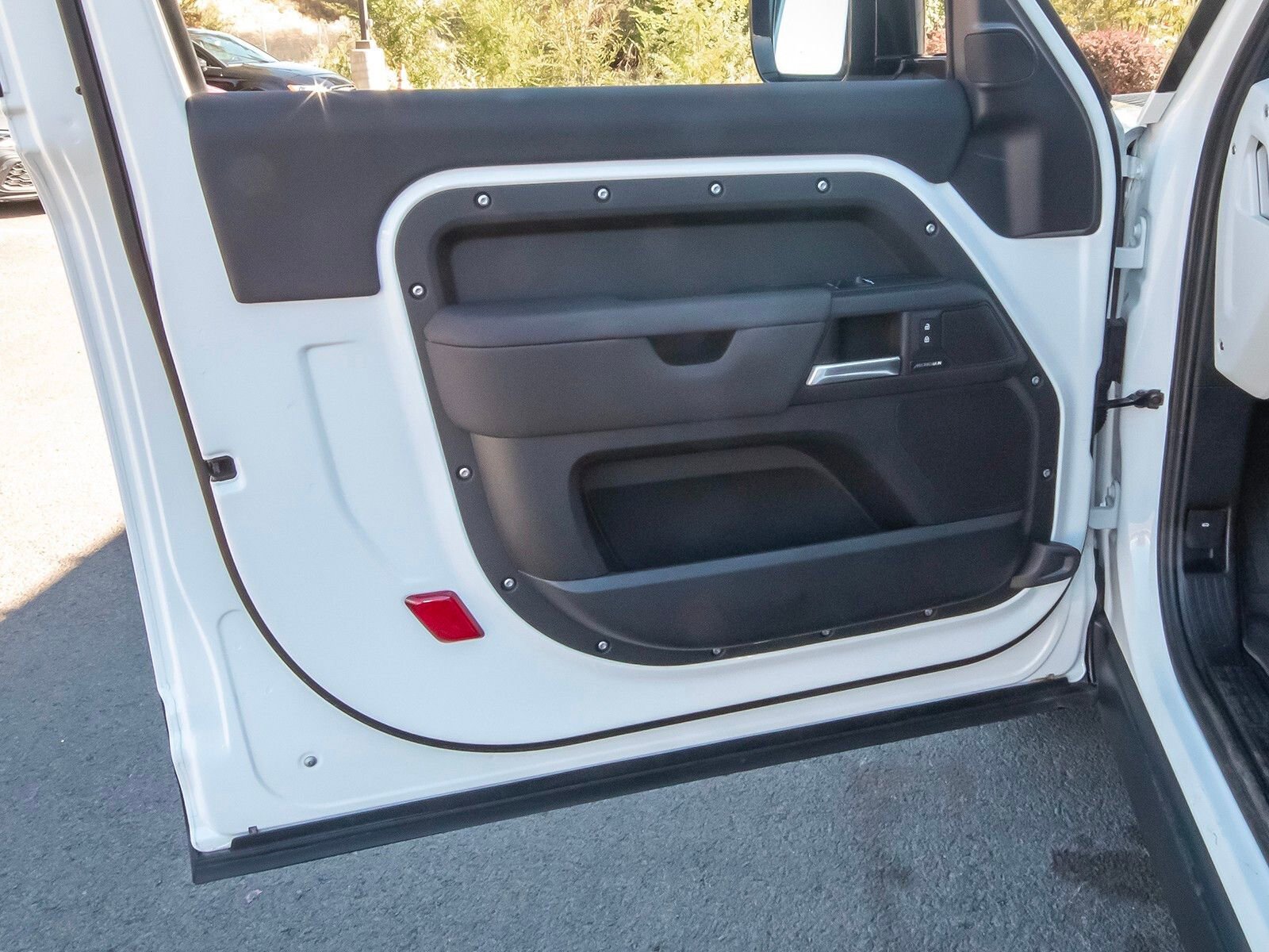 Used 2025 Land Rover Defender 90 S image 34