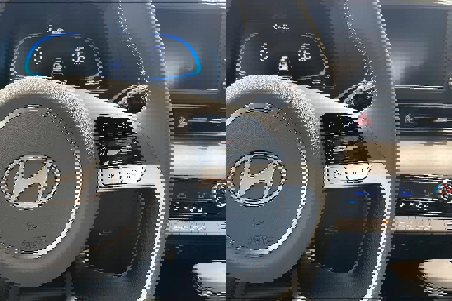 Certified 2025 Hyundai Elantra Sport image 25