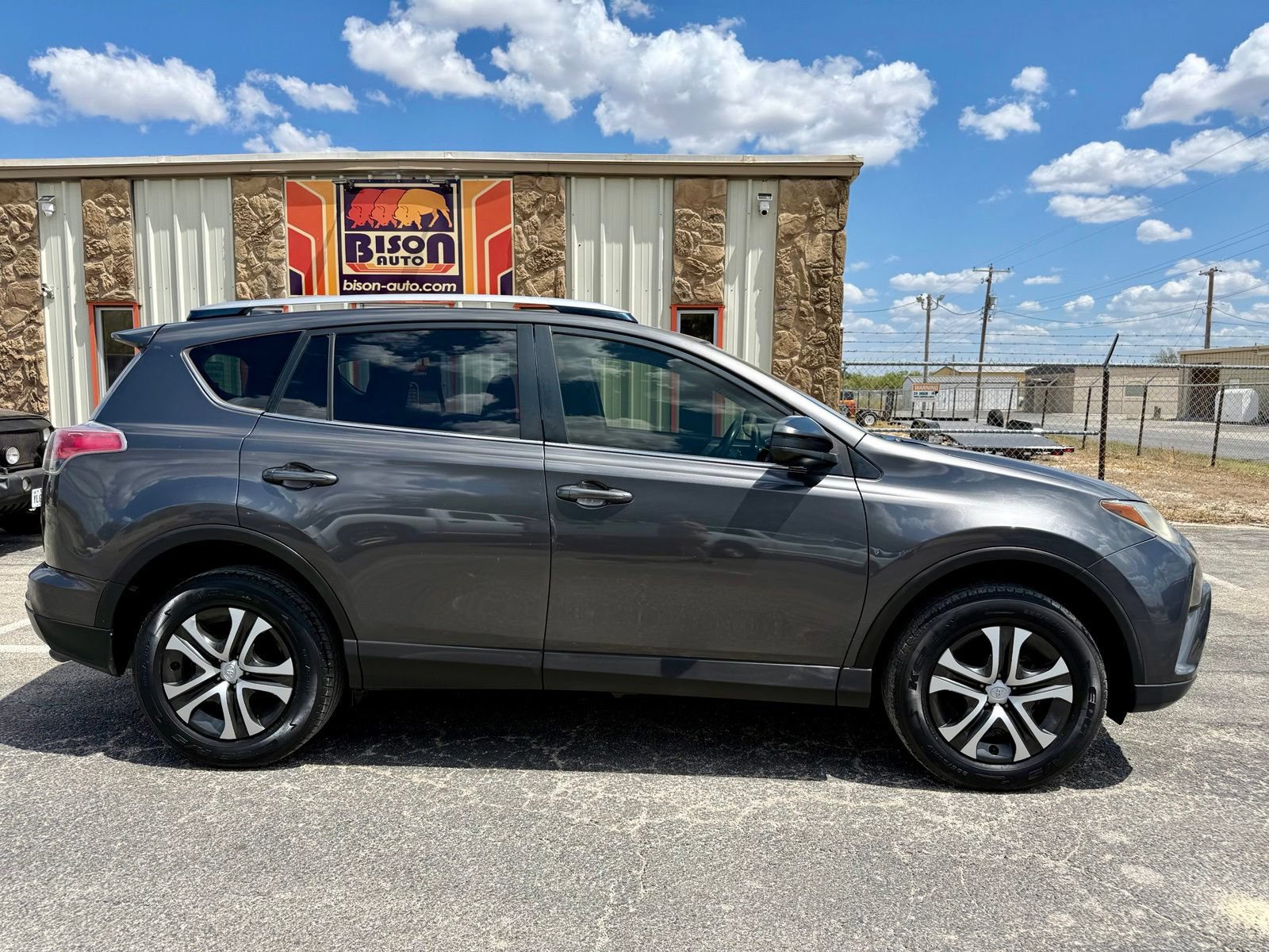 Used 2016 Toyota RAV4 LE FWD image 2
