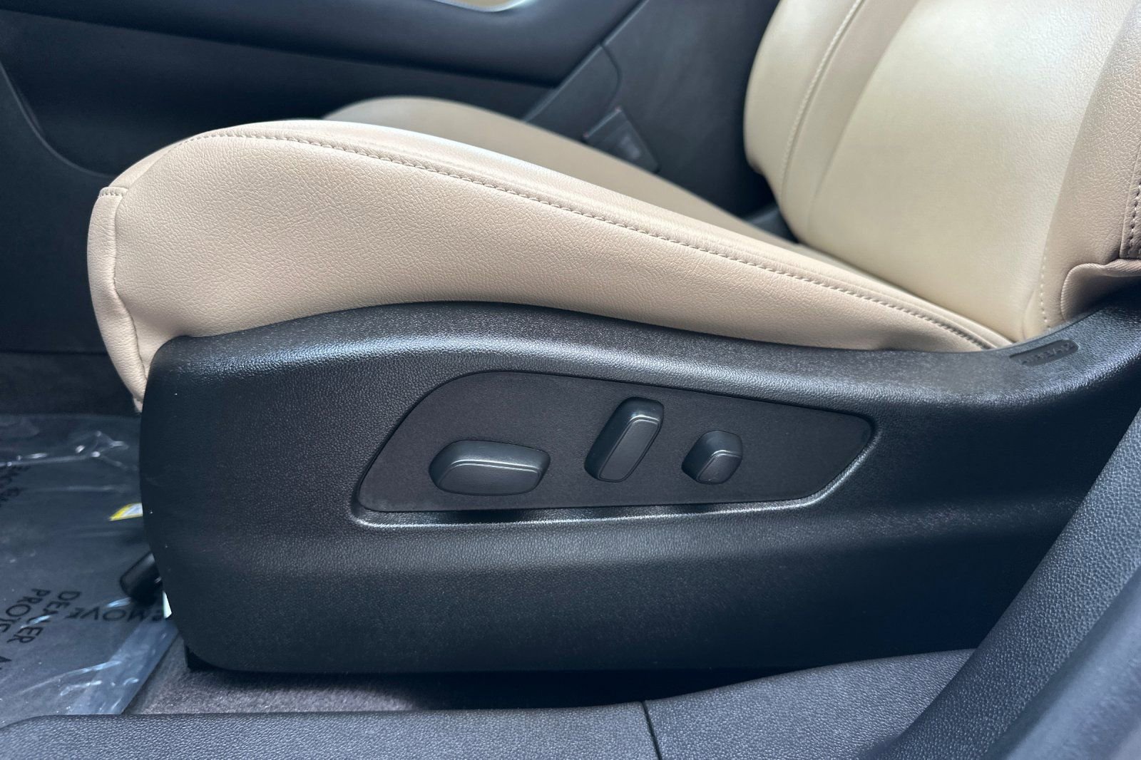 Used 2024 Cadillac XT4 Luxury w/ Cold Weather Package image 13