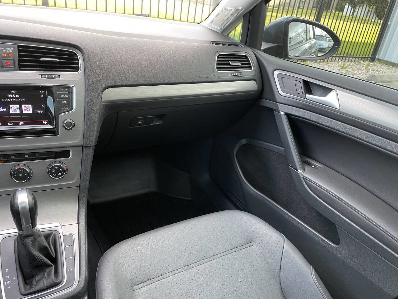 Used 2015 Volkswagen Golf S image 25