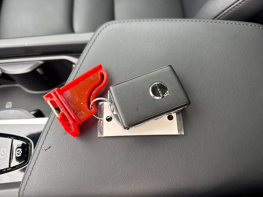 Certified 2025 Volvo XC60 B5 Core w/ Climate Package image 33