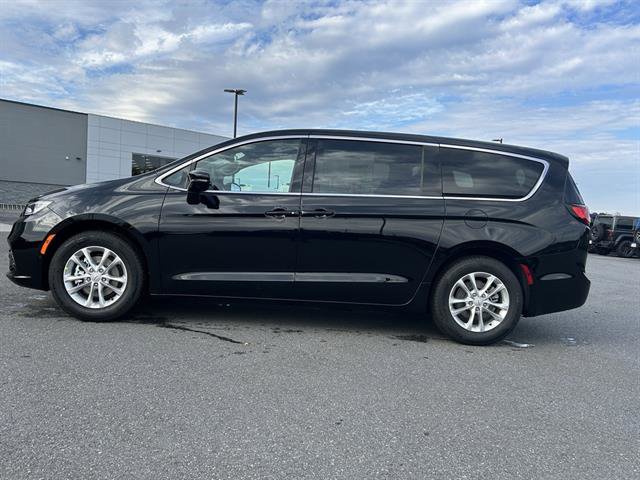 New 2026 Chrysler Pacifica Select image 3