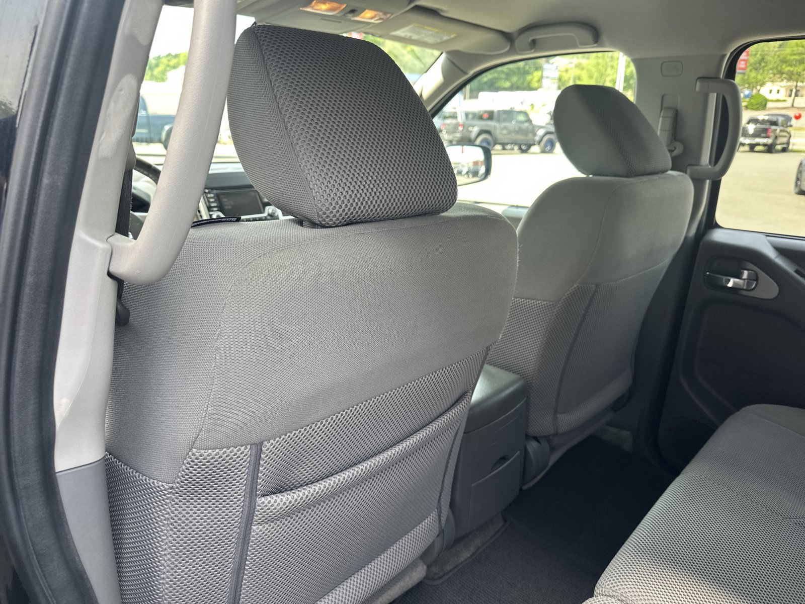 Used 2017 Nissan Frontier SV w/ SV Value Truck Package AWD/4WD image 18