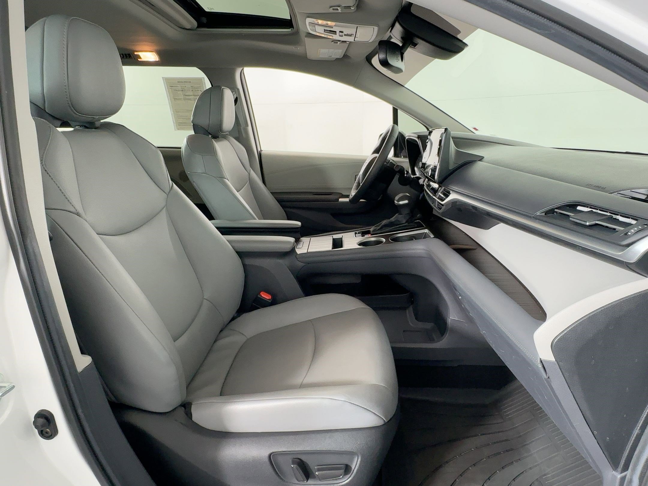 Used 2024 Toyota Sienna XLE image 30