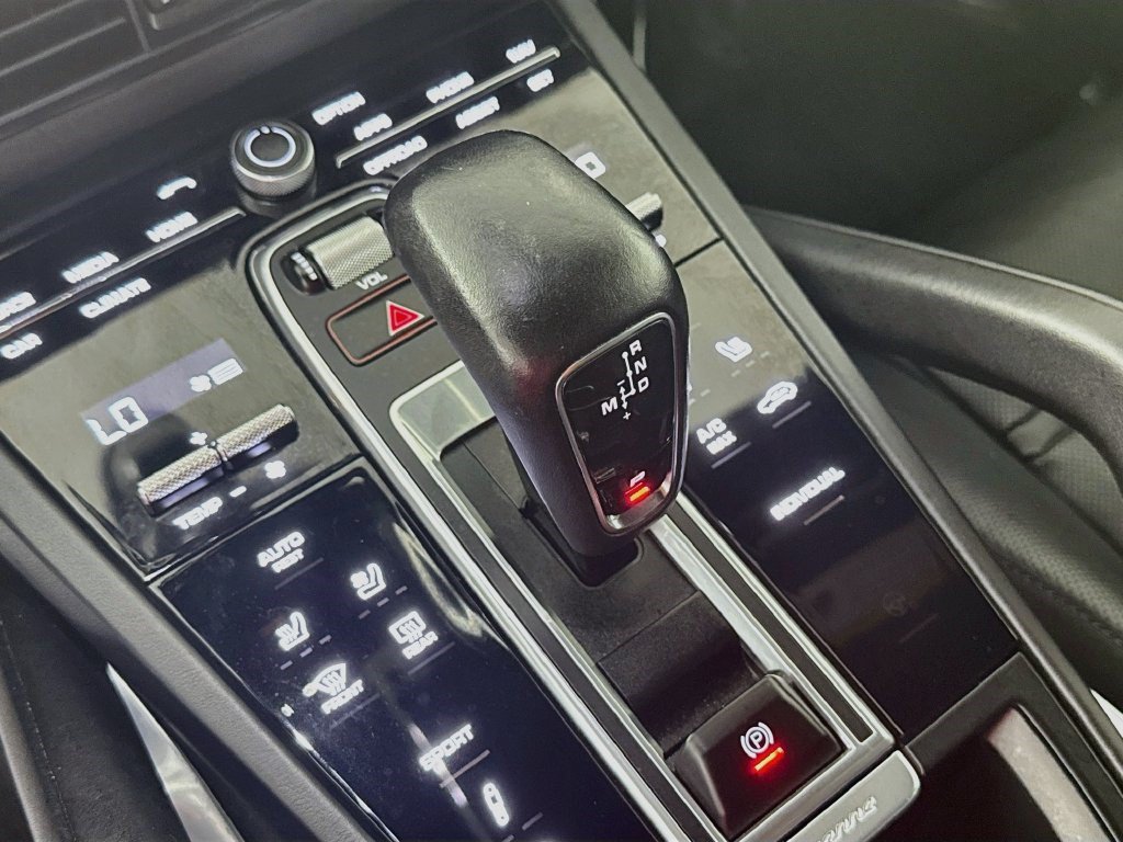 Used 2023 Porsche Cayenne Turbo w/ Assistance Package AWD/4WD image 19