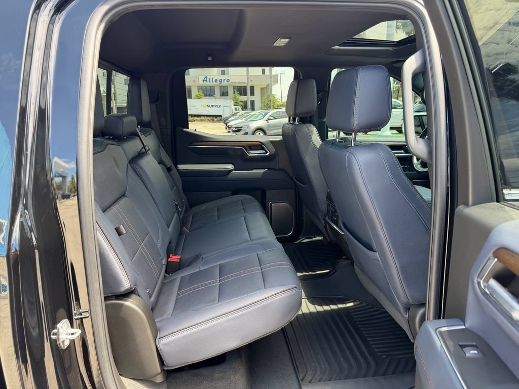 Used 2024 Chevrolet Silverado 1500 High Country w/ Technology Package AWD/4WD image 17