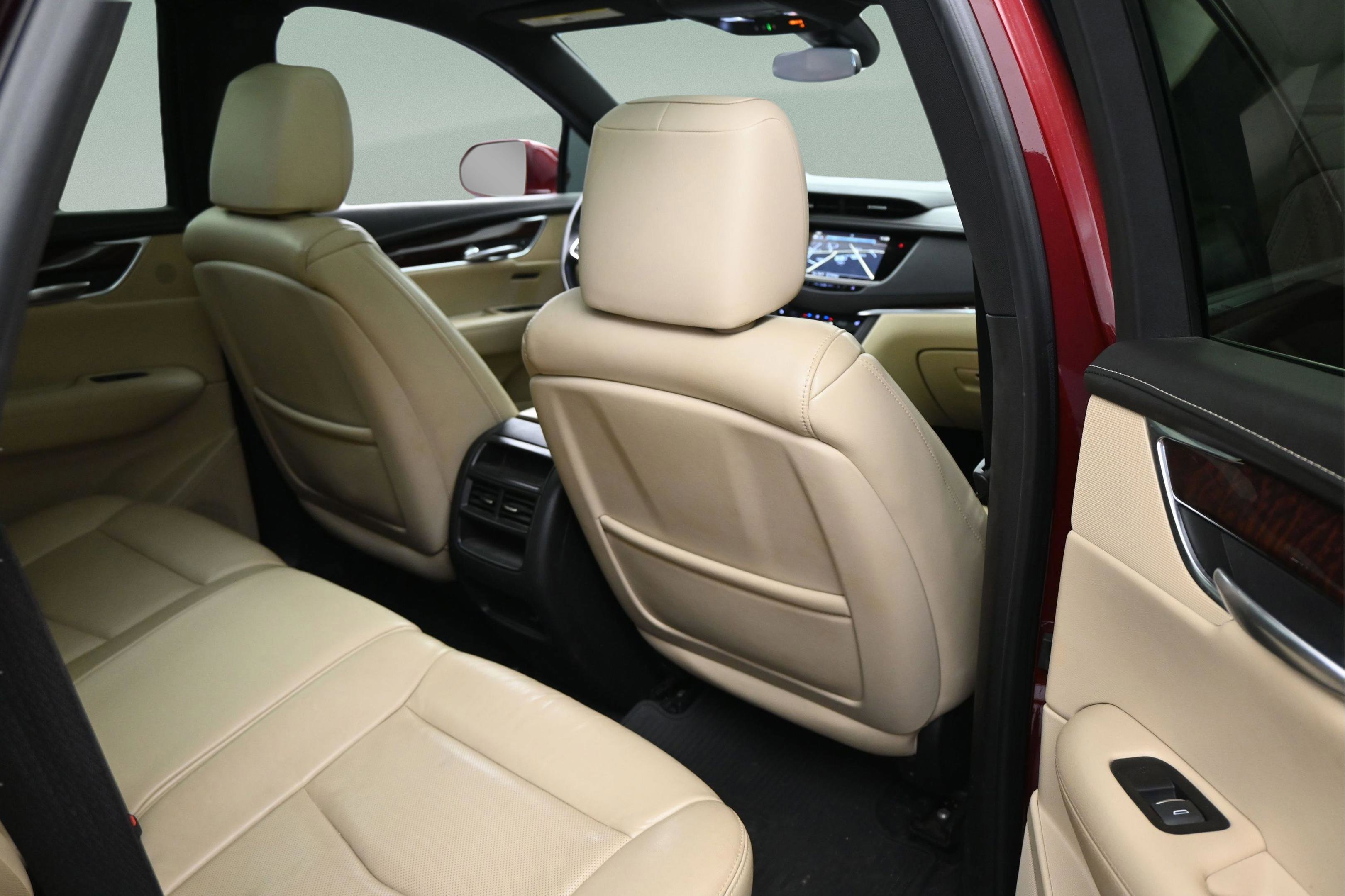 Used 2018 Cadillac XT5 Luxury w/ Driver Awareness Package FWD image 39