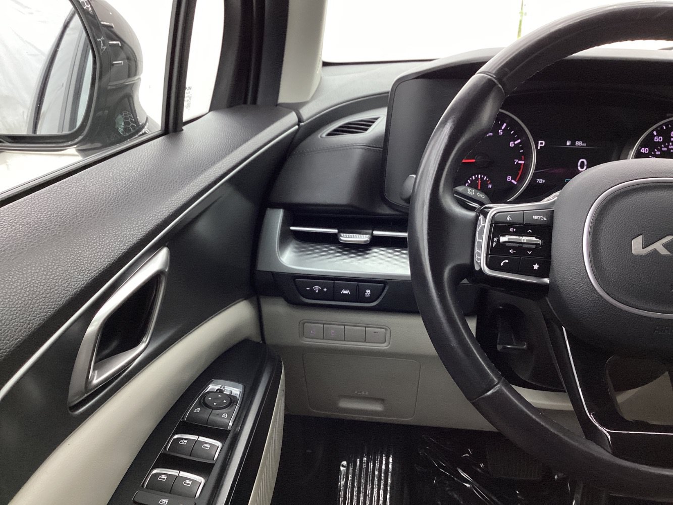 Used 2024 Kia Carnival LX FWD image 33