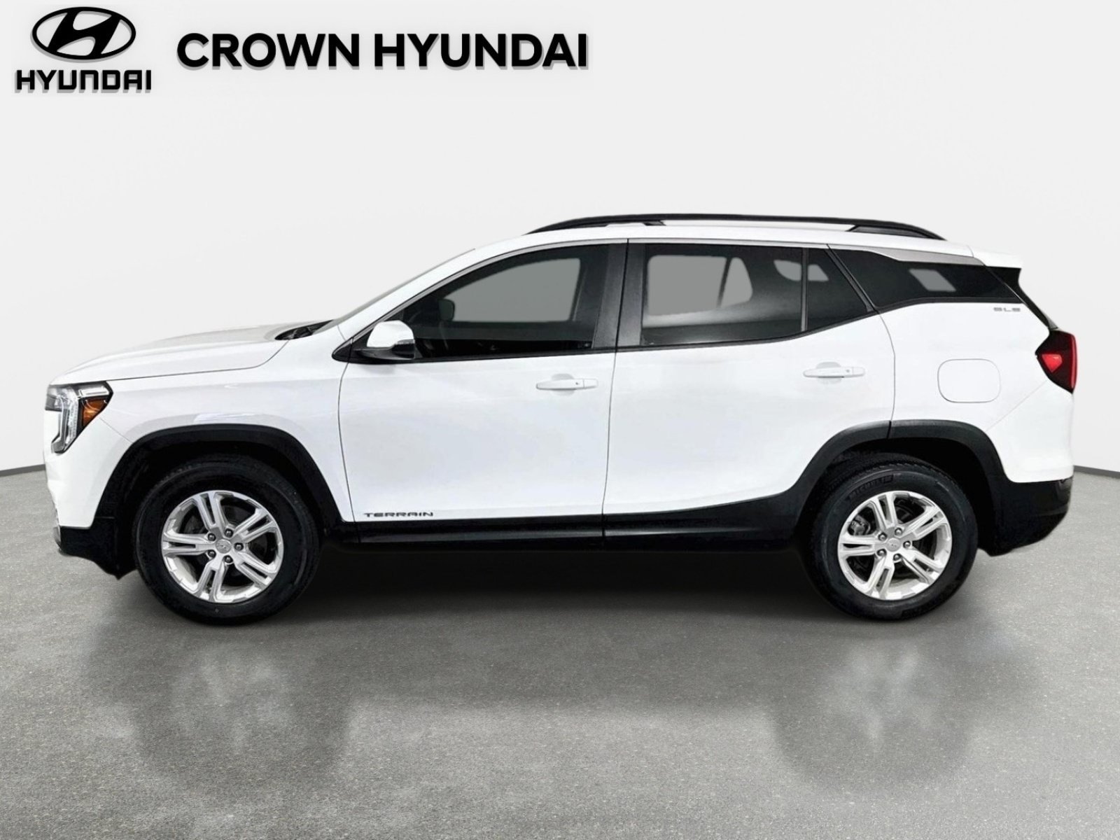 Used 2023 GMC Terrain SLE w/ Driver Convenience Package FWD image 9