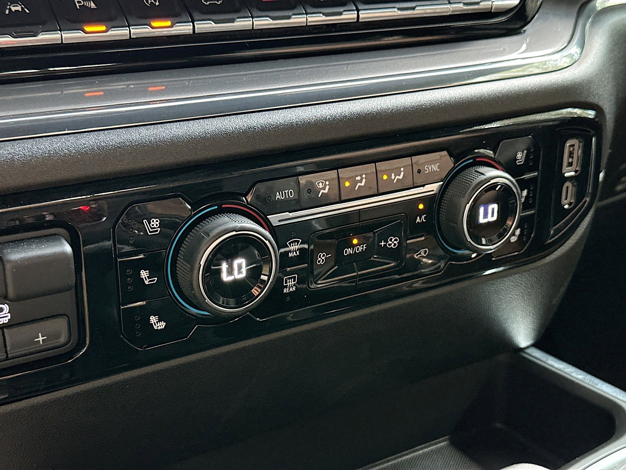 Used 2024 Chevrolet Silverado 1500 High Country w/ Technology Package image 16