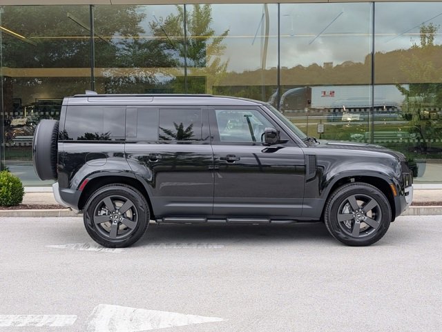 New 2025 Land Rover Defender 110 S image 7