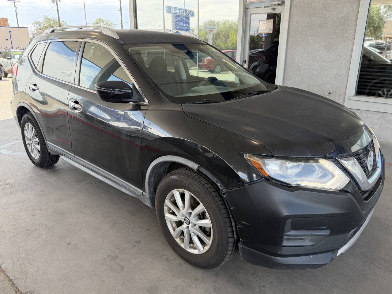 Used 2018 Nissan Rogue SV FWD image 2