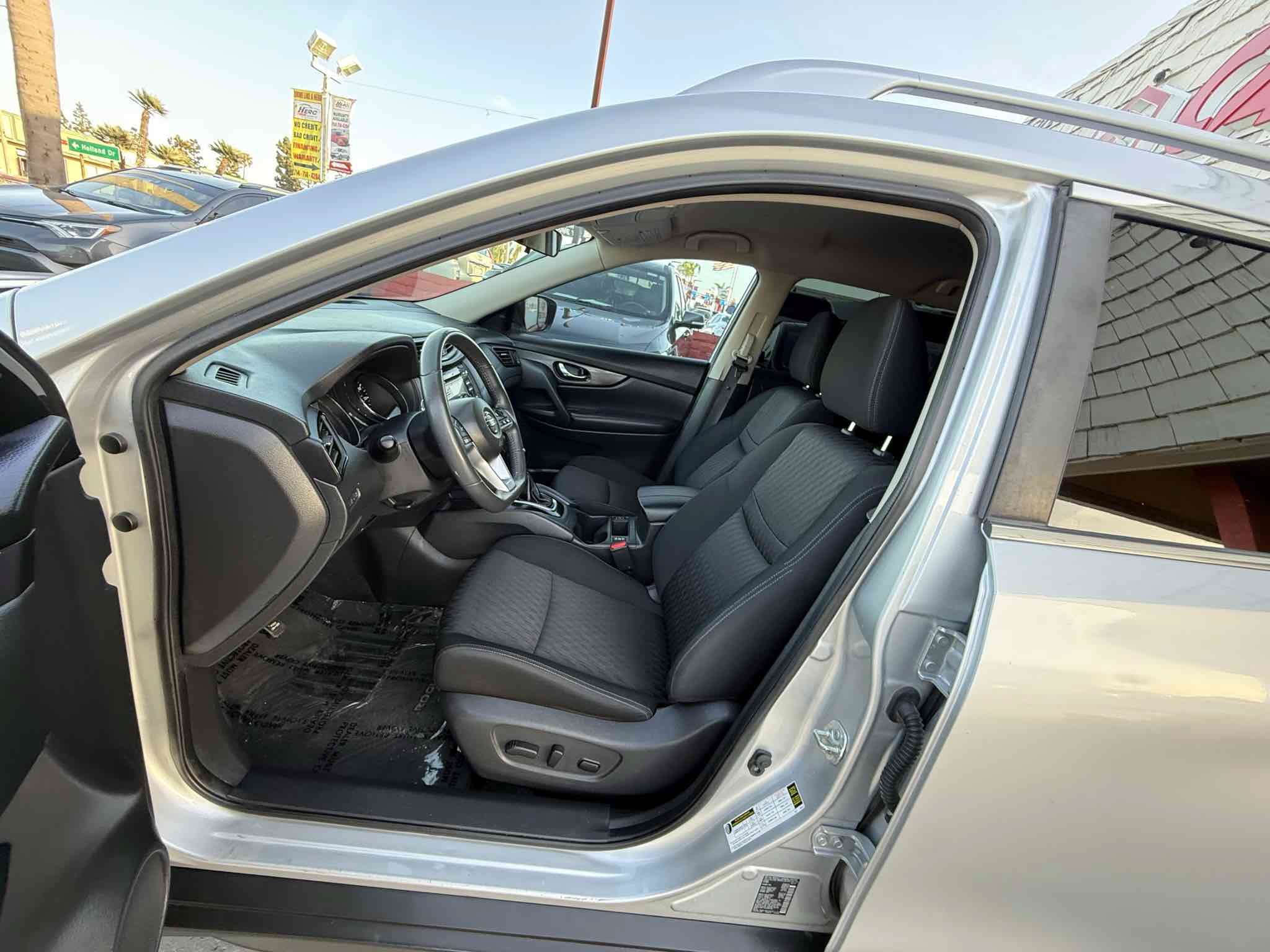 Used 2017 Nissan Rogue SV FWD image 95