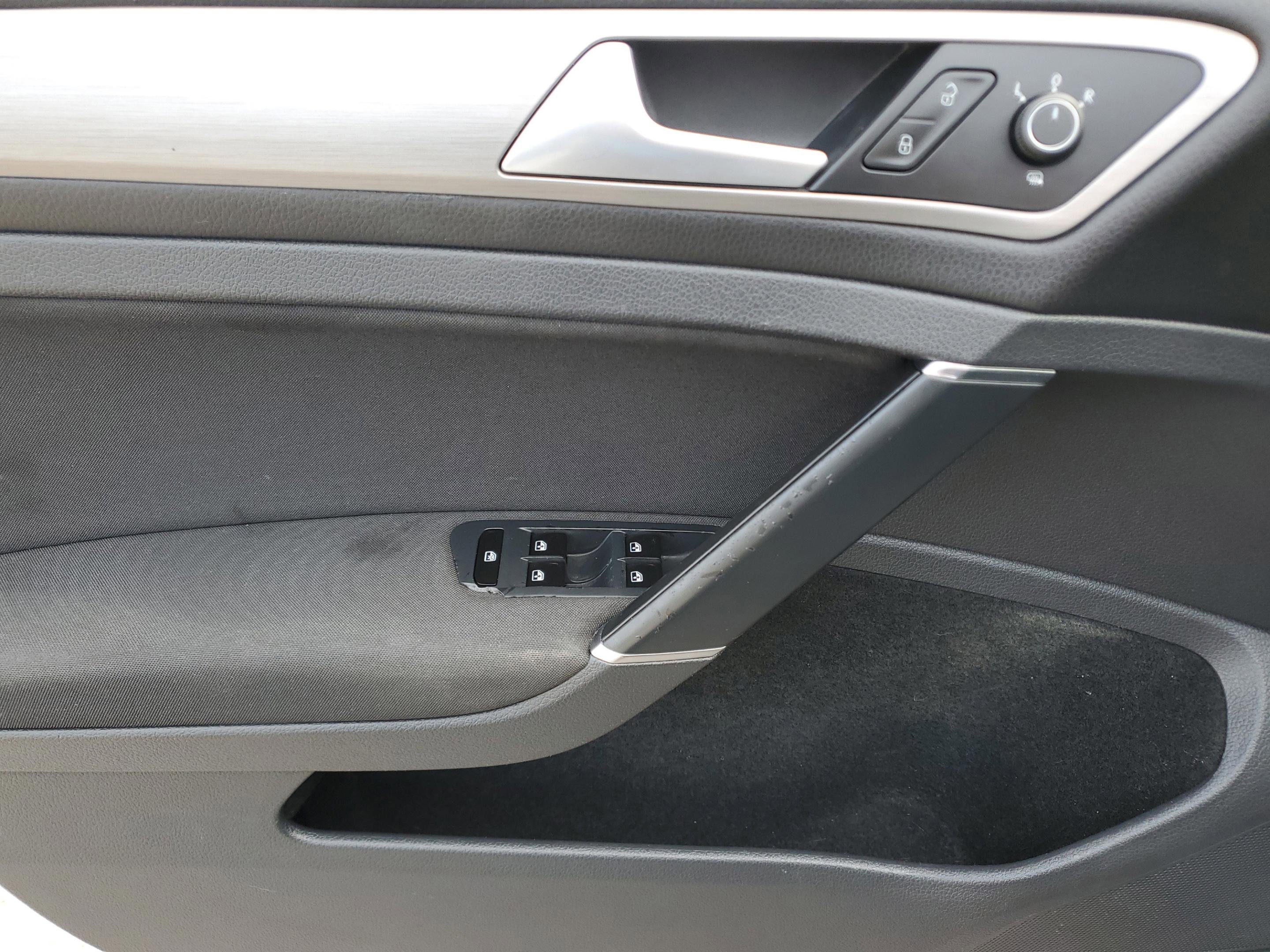 Used 2016 Volkswagen Golf S image 13