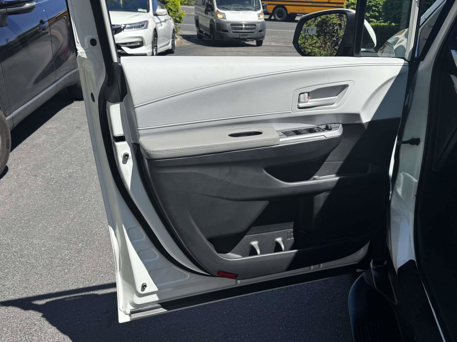 Used 2025 Toyota Sienna LE FWD image 15