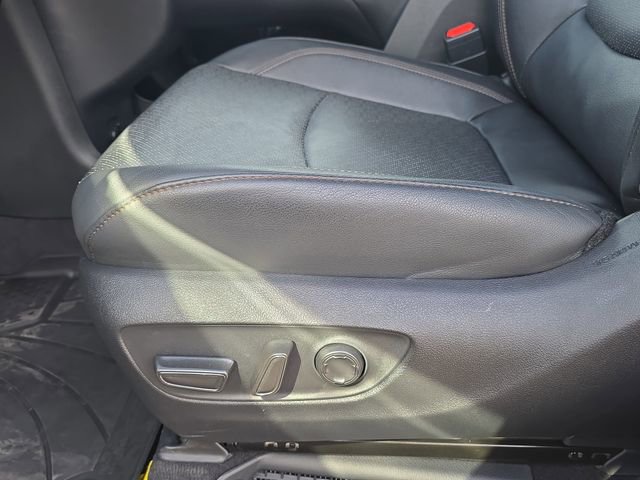 Used 2025 Toyota Sienna Limited image 30
